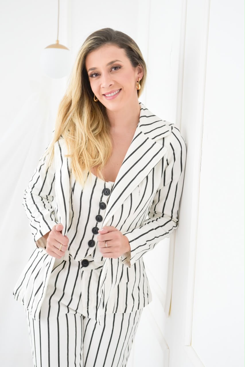 Caroline Pançardes Vidigal, advogada, em retrato com terno listrado